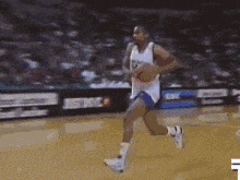 东契奇为一众球迷耐心签名！汤爹：还有哪位超级巨星能做到？