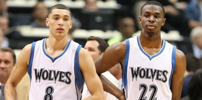 球员赛后把球鞋送给小球迷