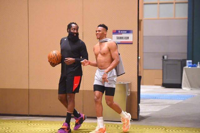 AC米兰通过老将策略增强阵容，引进莫德里奇和蒂亚戈-席尔瓦，弥补后防不足，延续稳定表现。