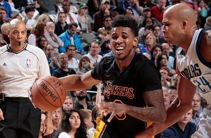 灾难！詹皇最后上场当卧底，13秒失误+不防守葬送湖人，东契奇带不动他